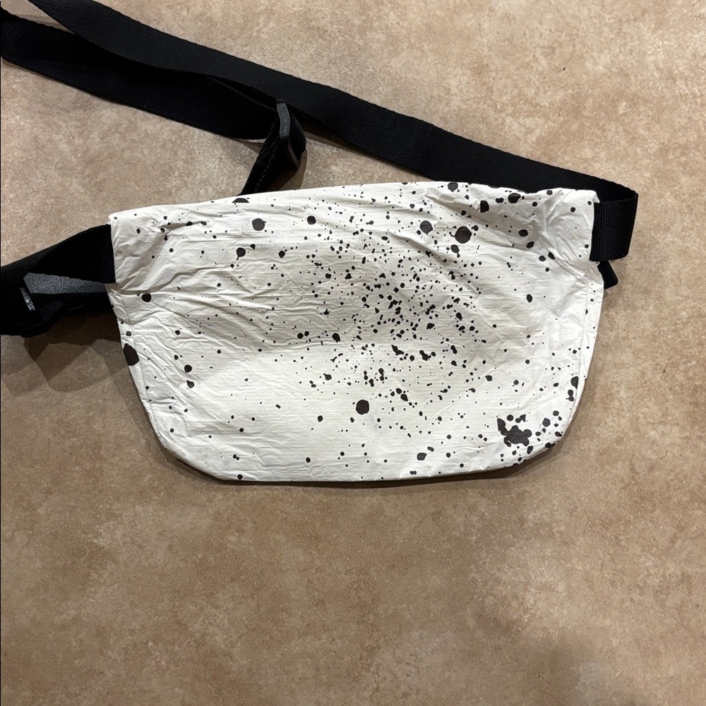 Vuori Aloha Mini Zip Black and White Fanny Pack Belt Bag - Picture 3 of 4